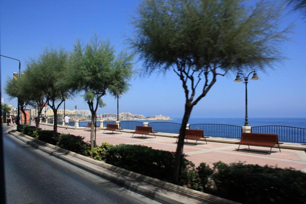 Spacious Apartment Steps To The Promenade Sliema Exterior photo